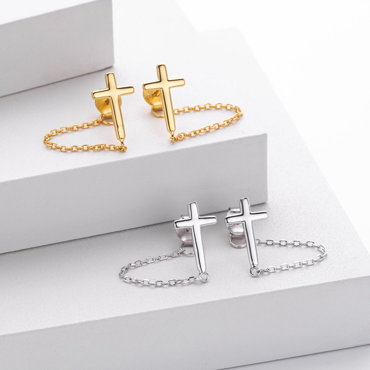 Boucles d'oreilles pour femme motif croix avec chaîne élégante