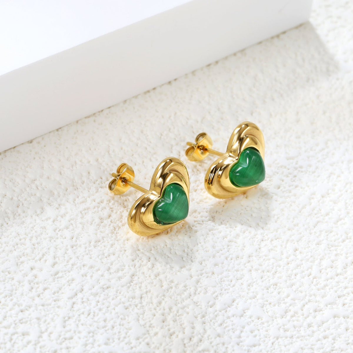 Boucles d'oreilles pour femme au design cœur élégant avec finition dorée