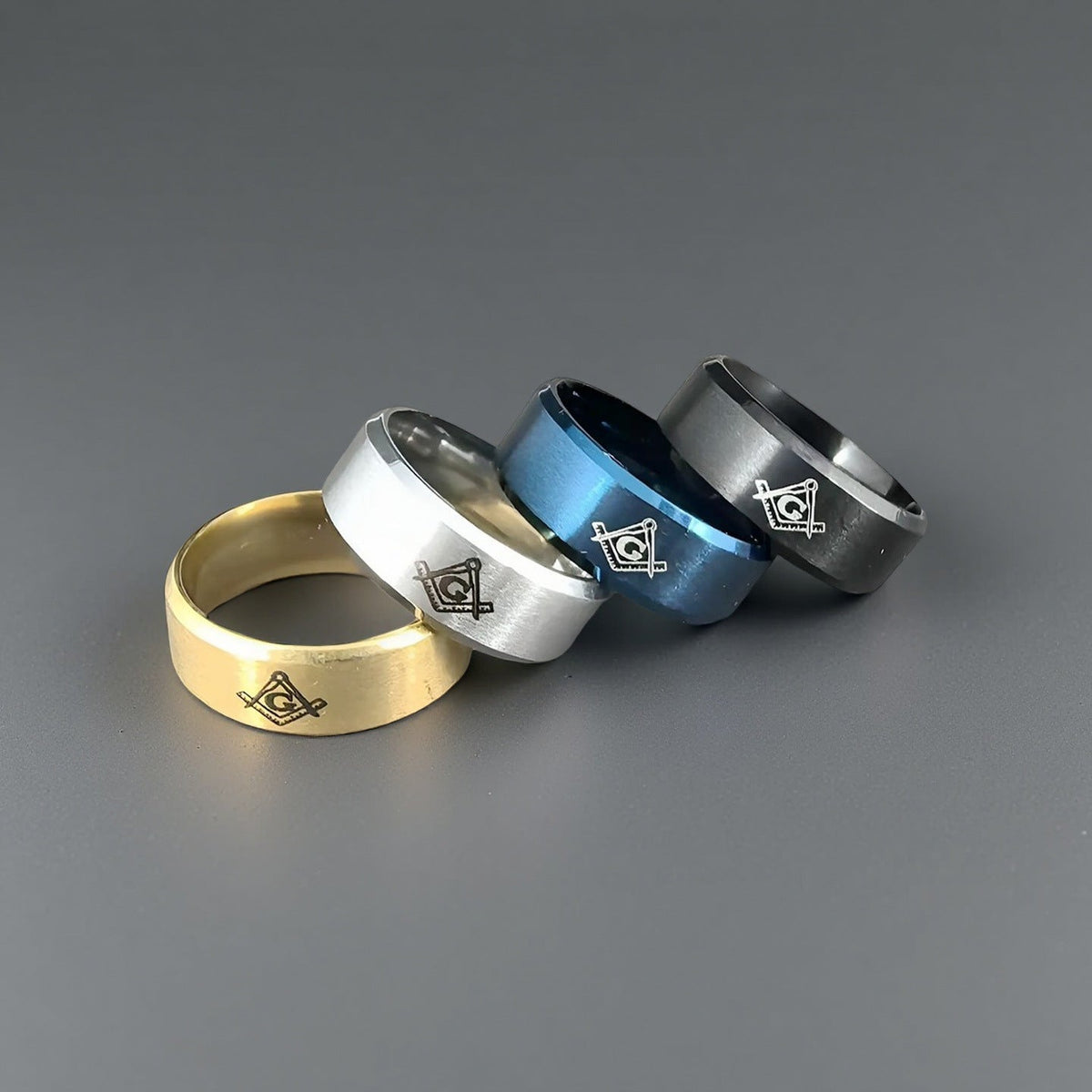 Bague pour homme avec surface polie et symbole