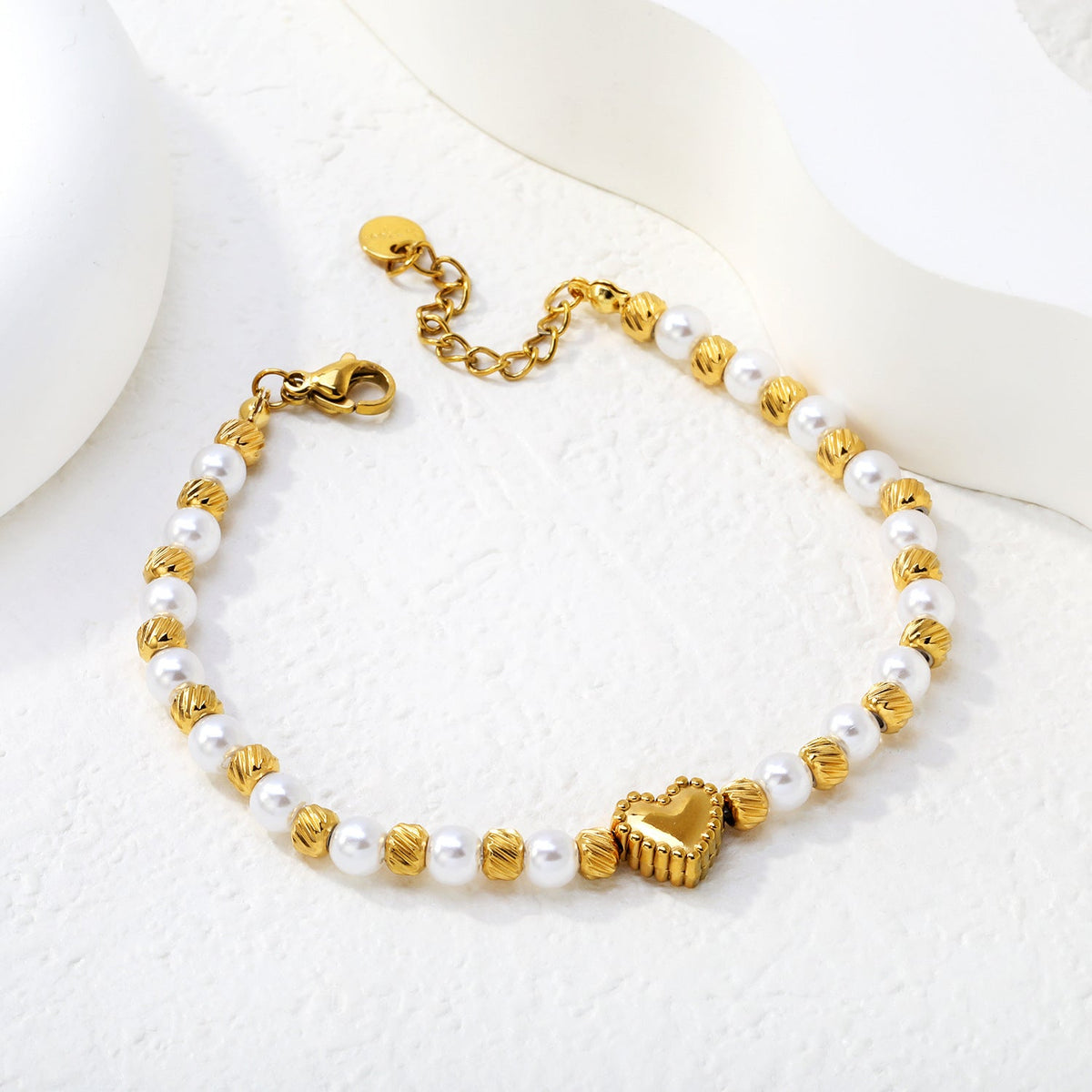 Bracelet pour femme avec pendentif cœur et design perlé luxueux