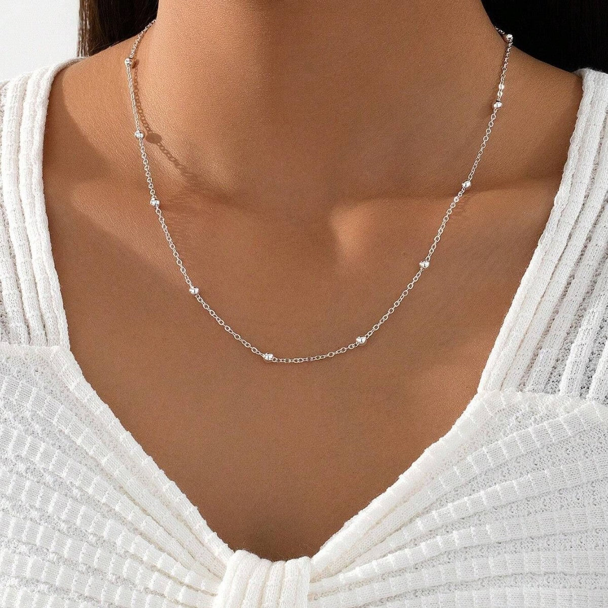 Collier chaîne délicat à perles argenté