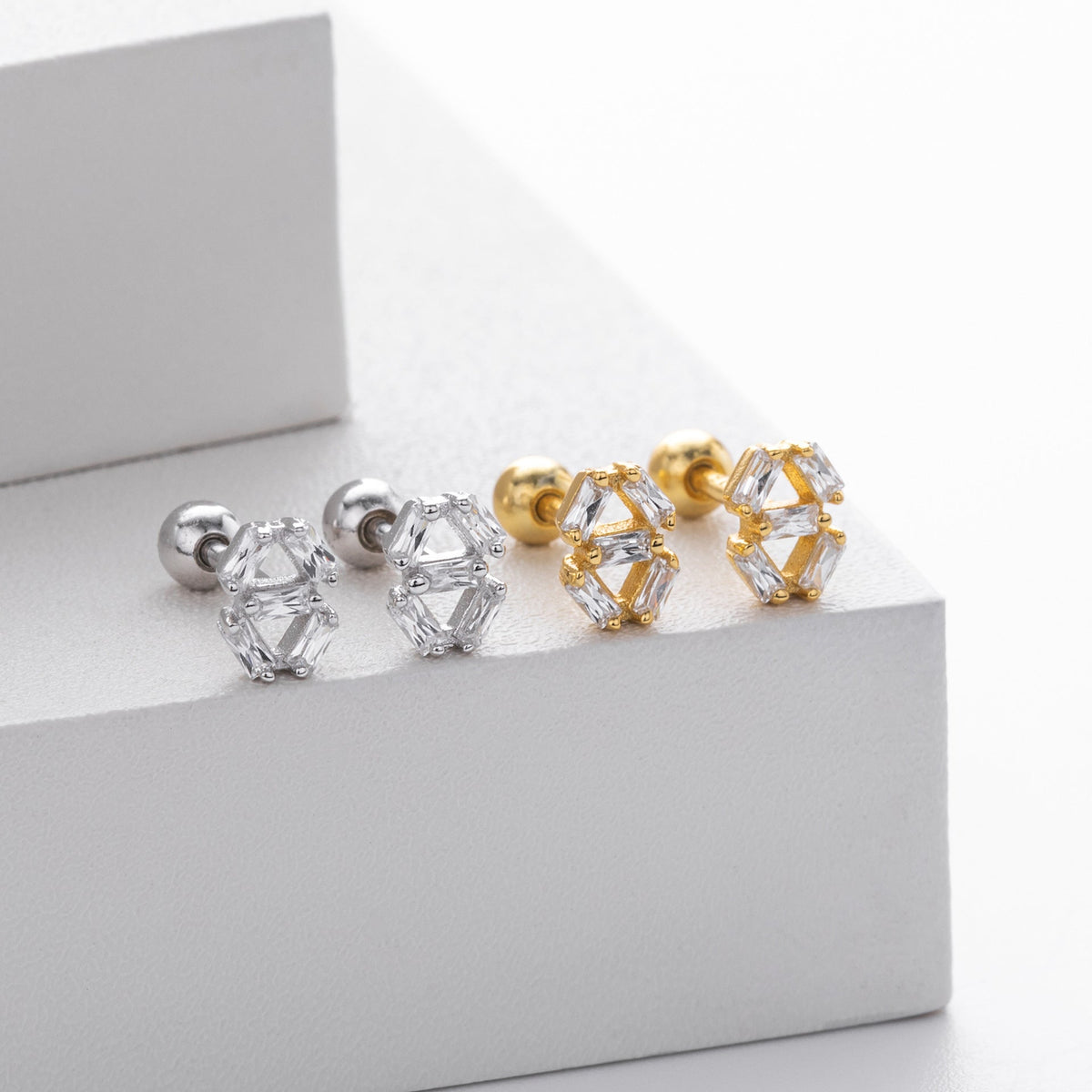 Ohrstecker für Damen mit 5A Zirkonia in geometrischem Design