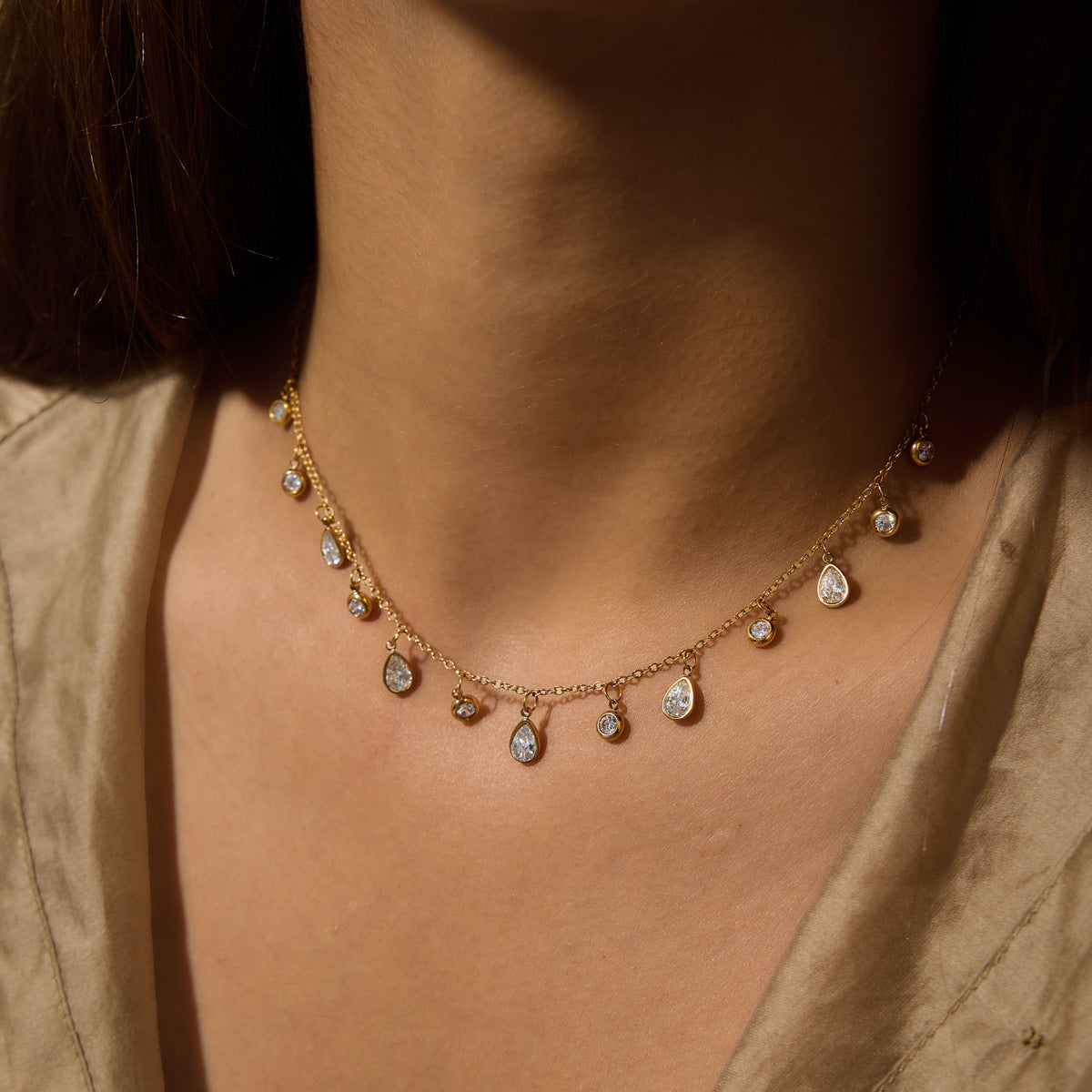 Collier pour femme en acier inoxydable avec détails en cristal étincelants