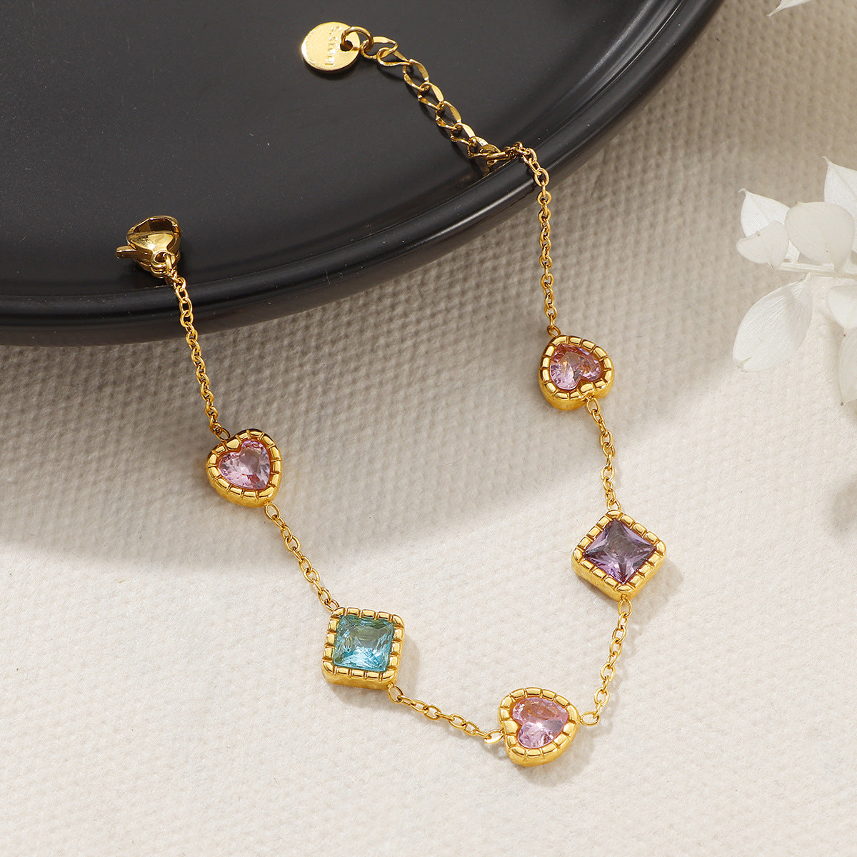 Bracelet délicat pour femme avec éléments en pierres précieuses colorées