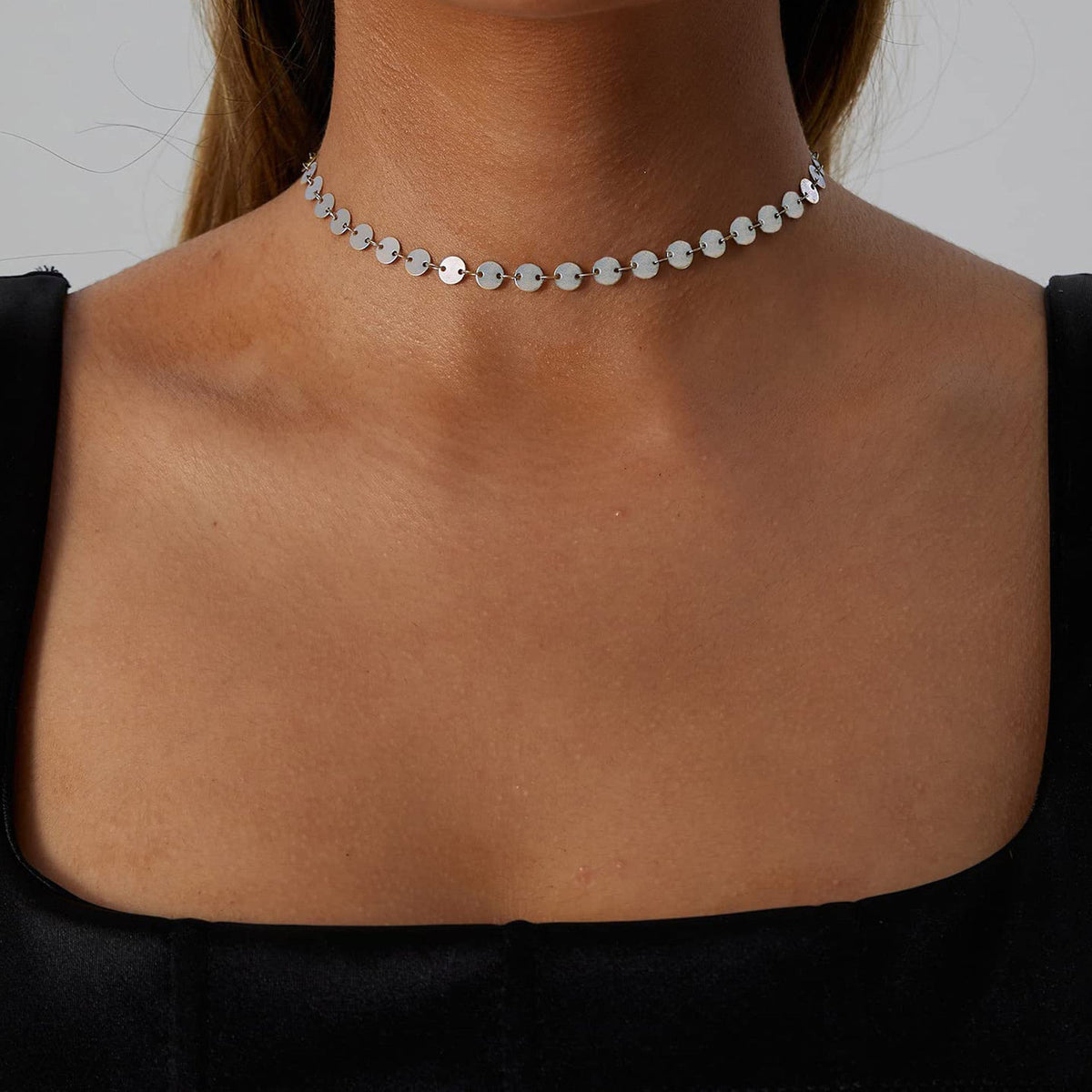 Collier ras-du-cou élégant