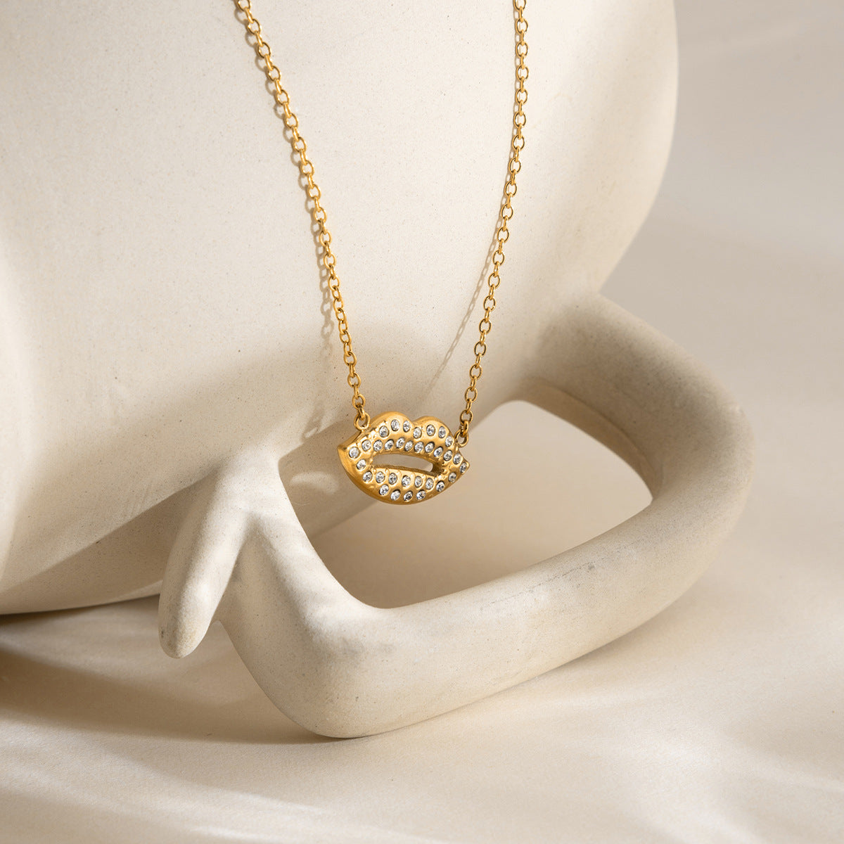Collier pour femme avec pendentif lèvres scintillantes en acier inoxydable hypoallergénique