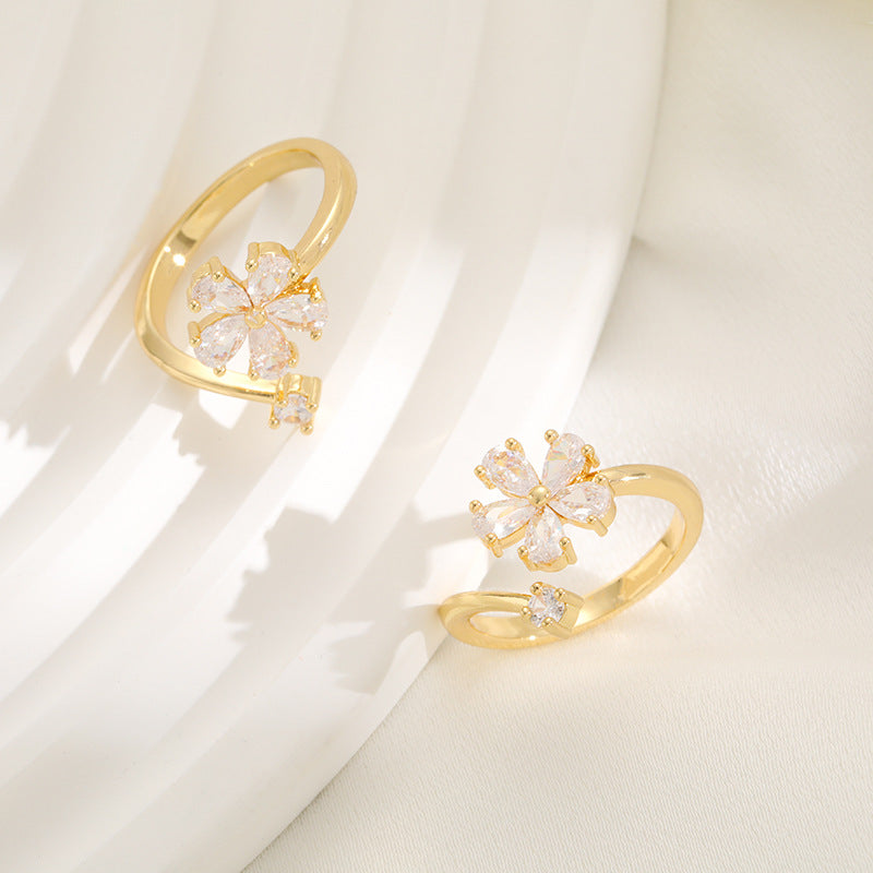 Bague pour femme au design floral élégant avec zircons