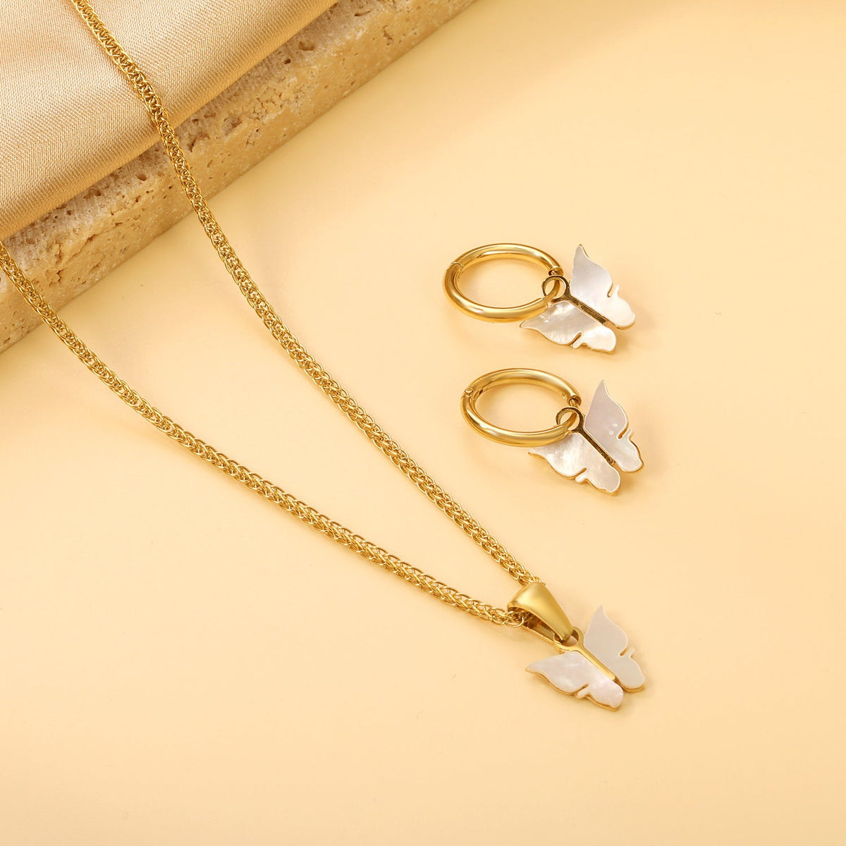 Parure de bijoux pour femme avec pendentifs papillon délicats et boucles d'oreilles