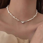Bracelet élégant en perles argentées avec détails en forme de cœur
