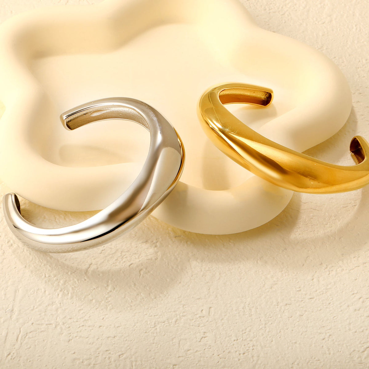 Bracelet jonc réglable au design moderne et incurvé pour femme