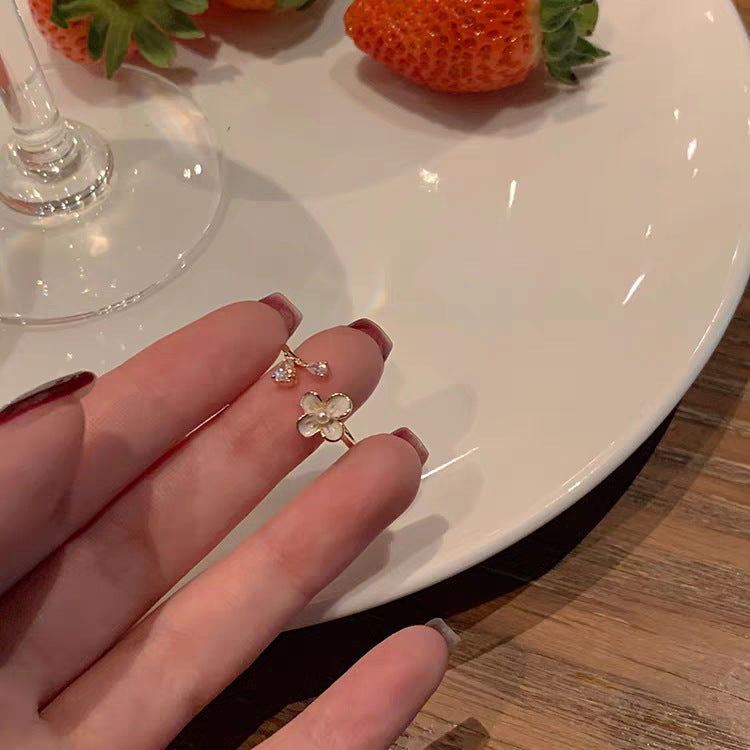 Bague ouverte pour femme au design floral et détails en zircone
