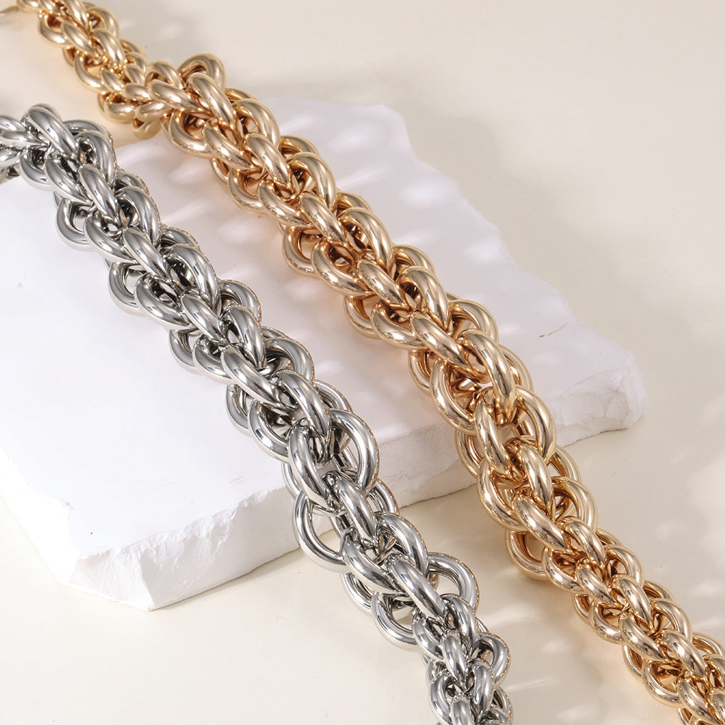 Collier statement pour femme au design sculptural