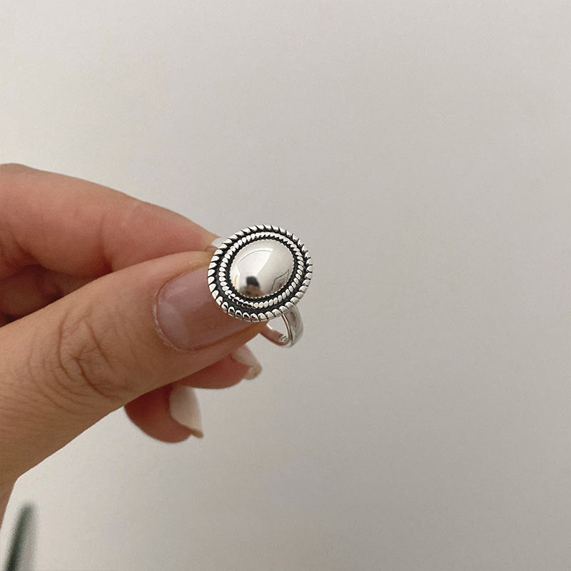Bague élégante pour femme au design facetté