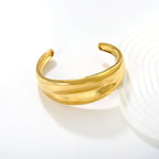 Bracelet ouvert pour femme au design incurvé élégant