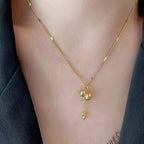 Collier délicat à breloques dorées pour femme