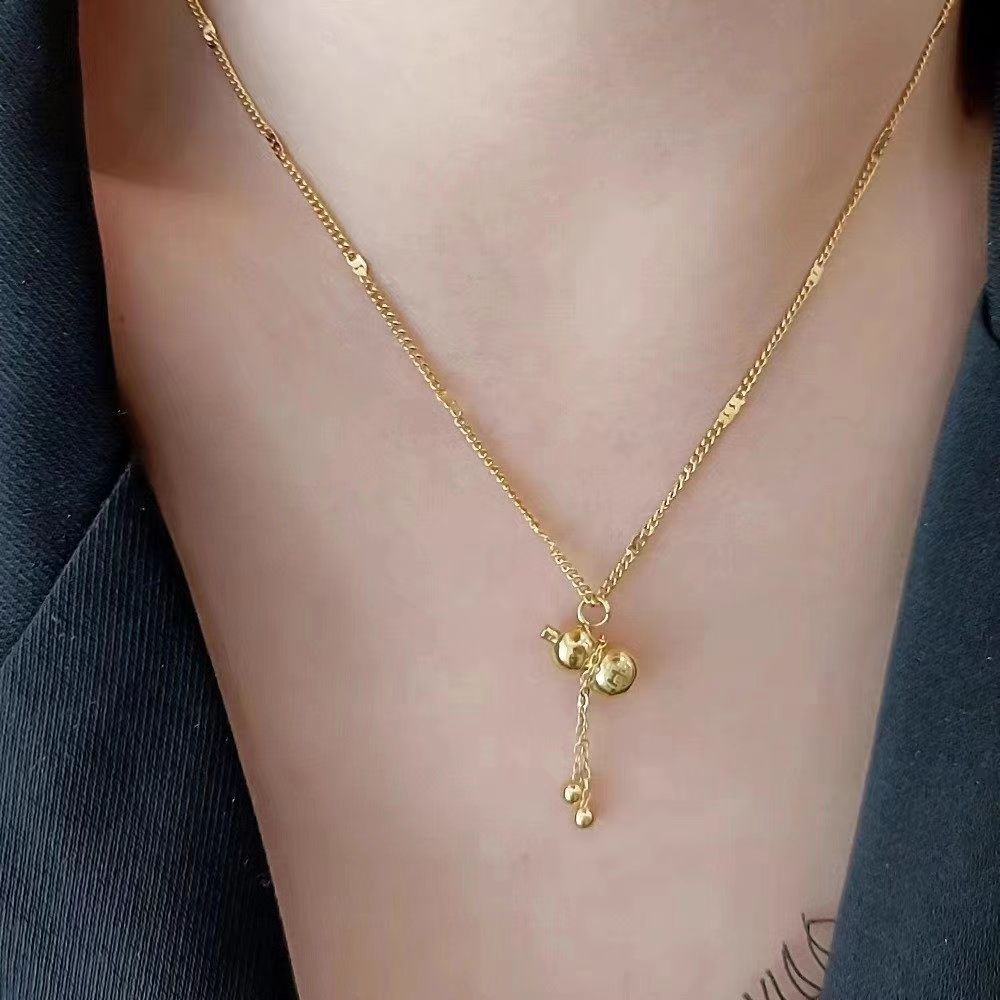 Collier délicat à breloques dorées pour femme