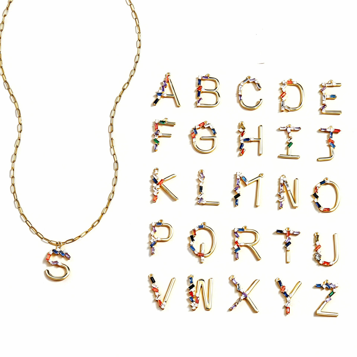 Collier pour femme avec pendentif lettre colorée et cristaux