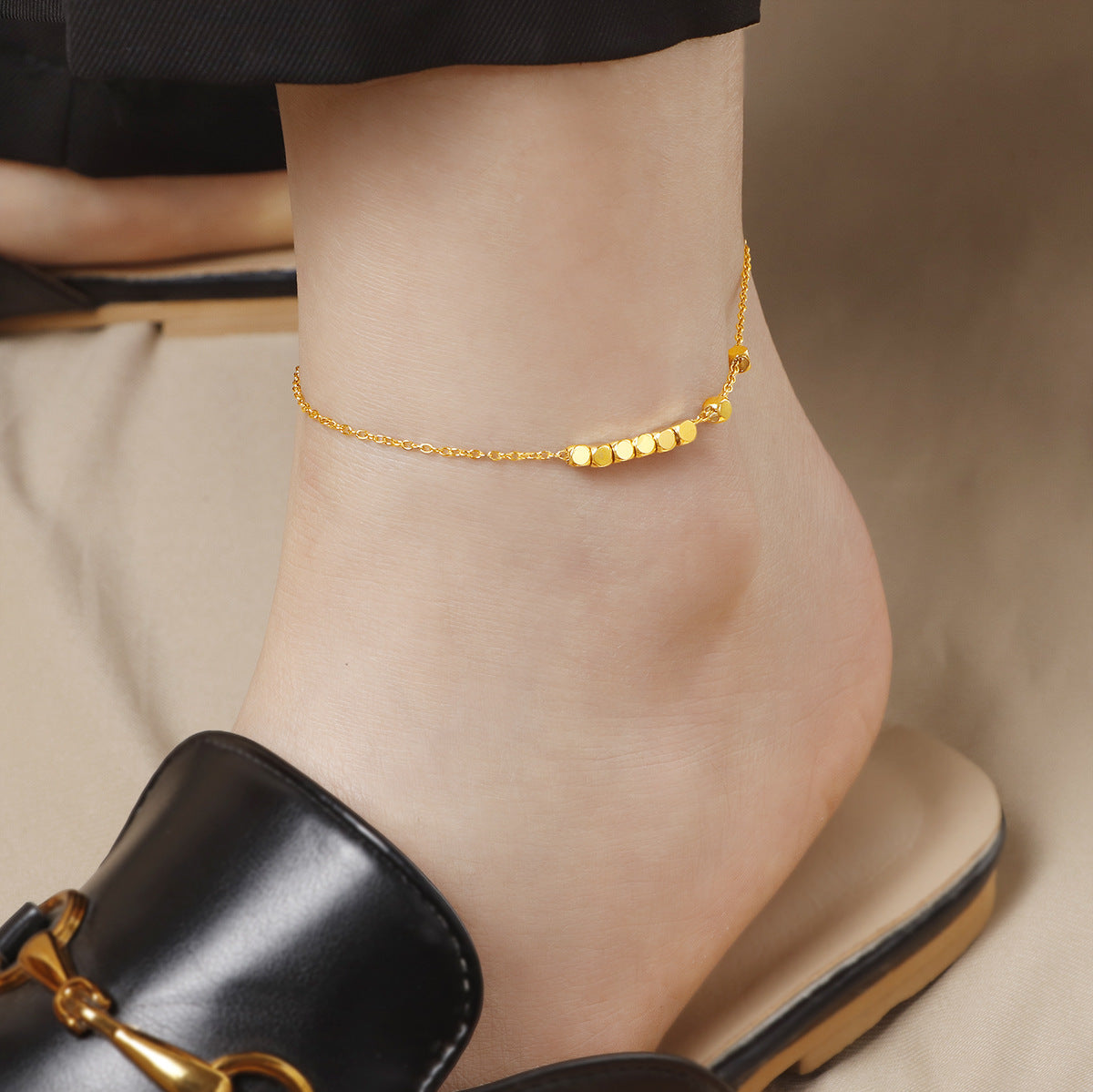 Chaîne de cheville tendance pour femme avec éléments forgés