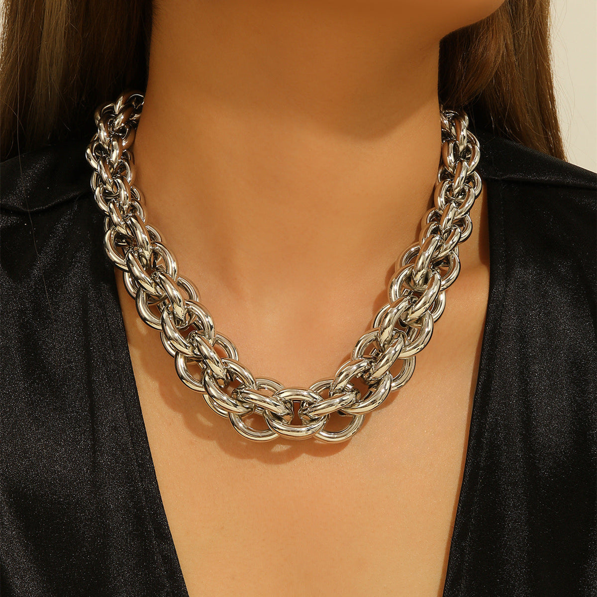 Collier statement pour femme au design sculptural