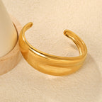 Bracelet ouvert pour femme au design incurvé élégant