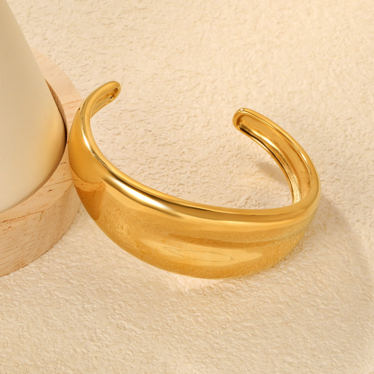 Bracelet ouvert pour femme au design incurvé élégant