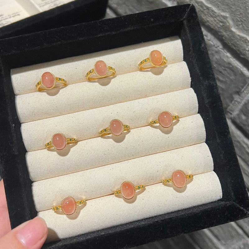 Bague pour femme avec quartz rose ovale et design doré