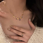 Bague pour femme avec éléments en zircone colorés et pendentif goutte