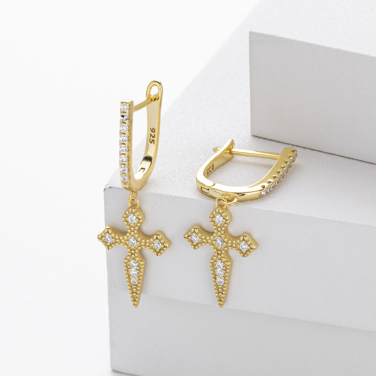 Boucles d'oreilles pendantes pour femme motif croix
