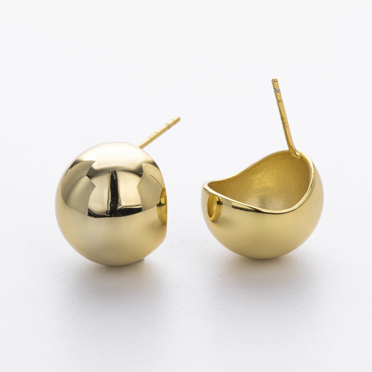 Boucles d'oreilles pour femme avec finition dorée et design moderne