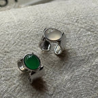 Bague pour femme au design élégant et incurvé avec pierre verte