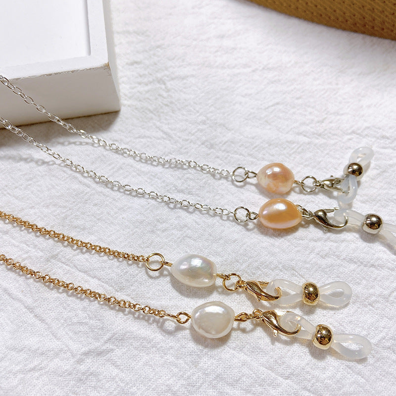 Chaîne porte-bijoux élégante avec perles et détails dorés