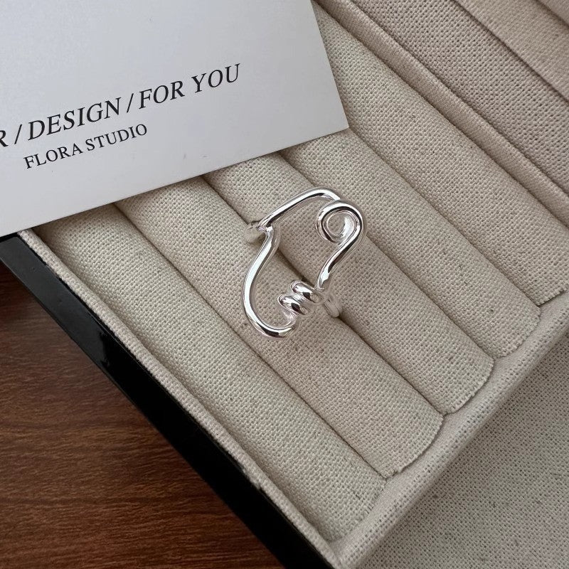 Bague pour femme au design fluide unique