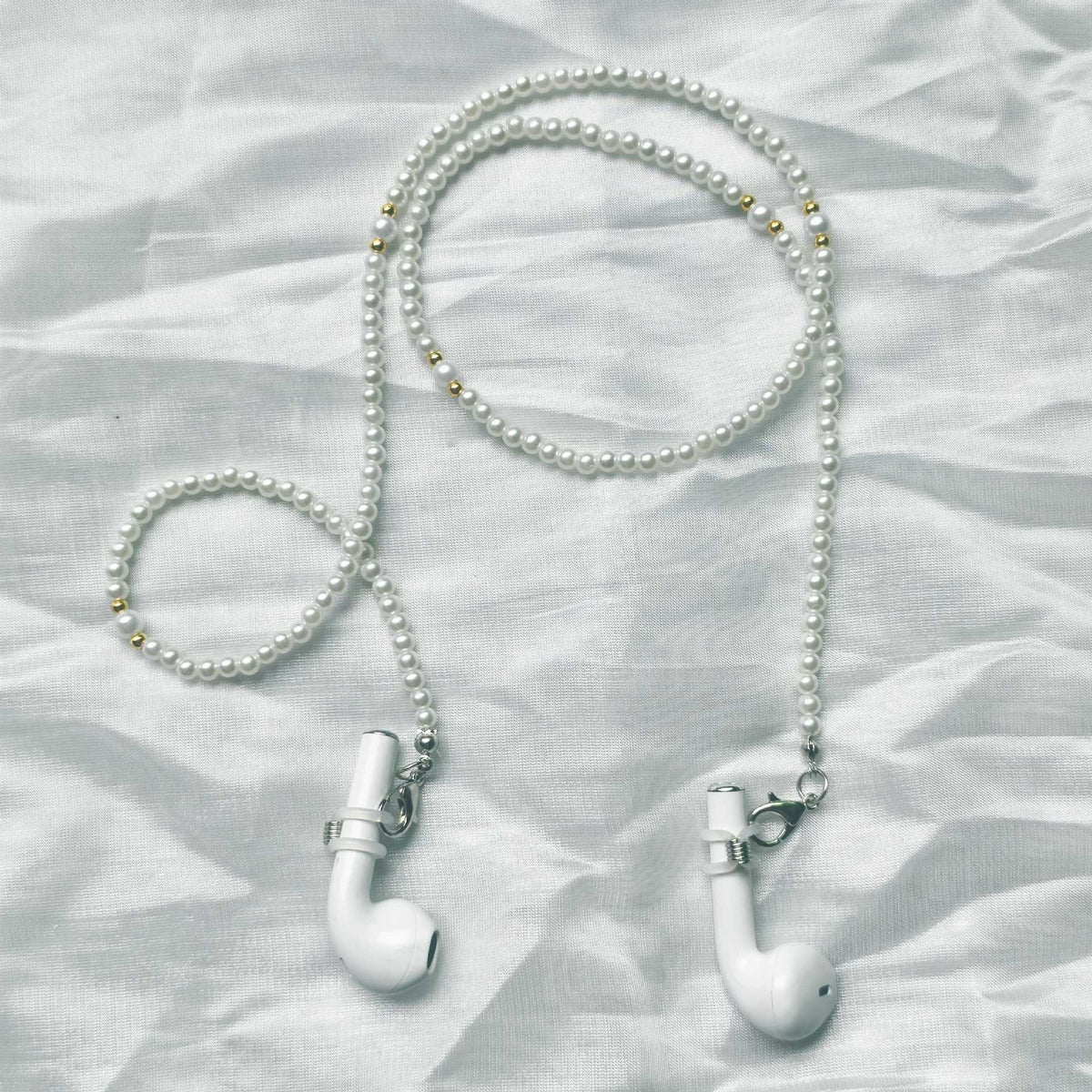 Collier de perles tendance avec accents dorés
