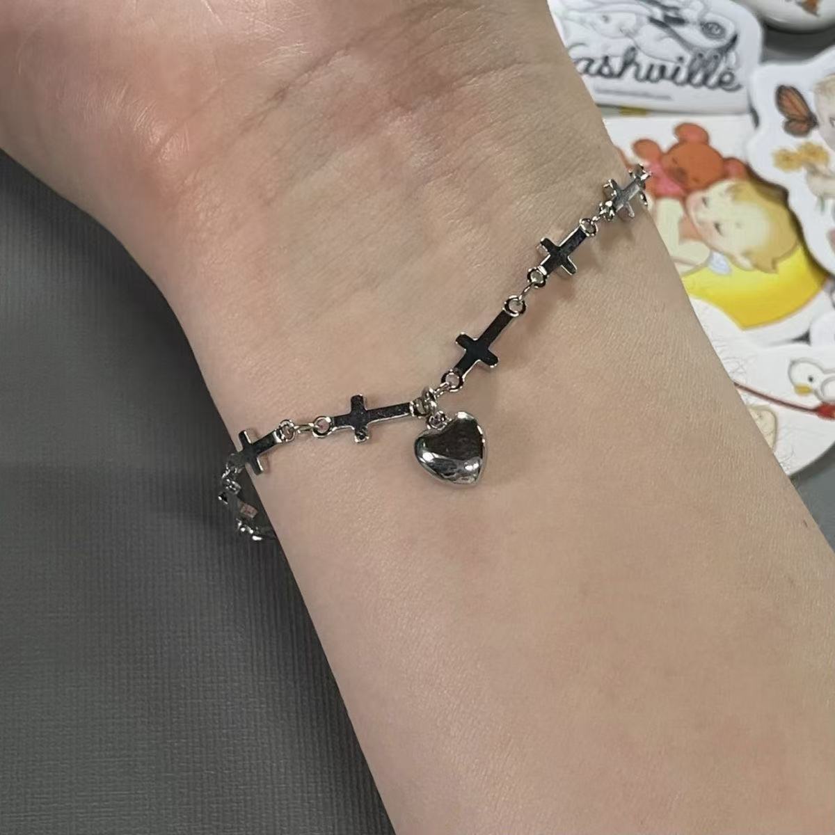 Bracelet à breloques croix et cœur