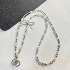 Collier élégant à breloques perlées