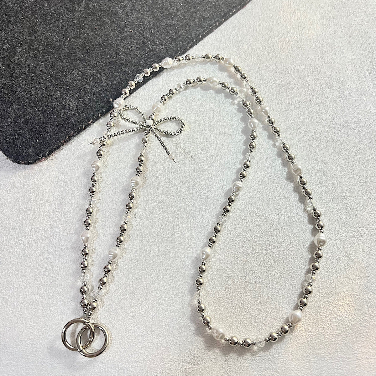 Collier élégant à breloques perlées