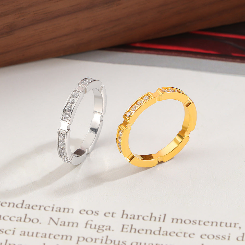 Bague fine pour femme avec détails en zircone