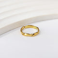 Bague élégante pour femme au design incurvé