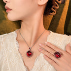 Collier pendentif luxueux en topaze cabochon avec accents de rubis