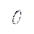 Bague fine pour femme avec motifs cœurs colorés