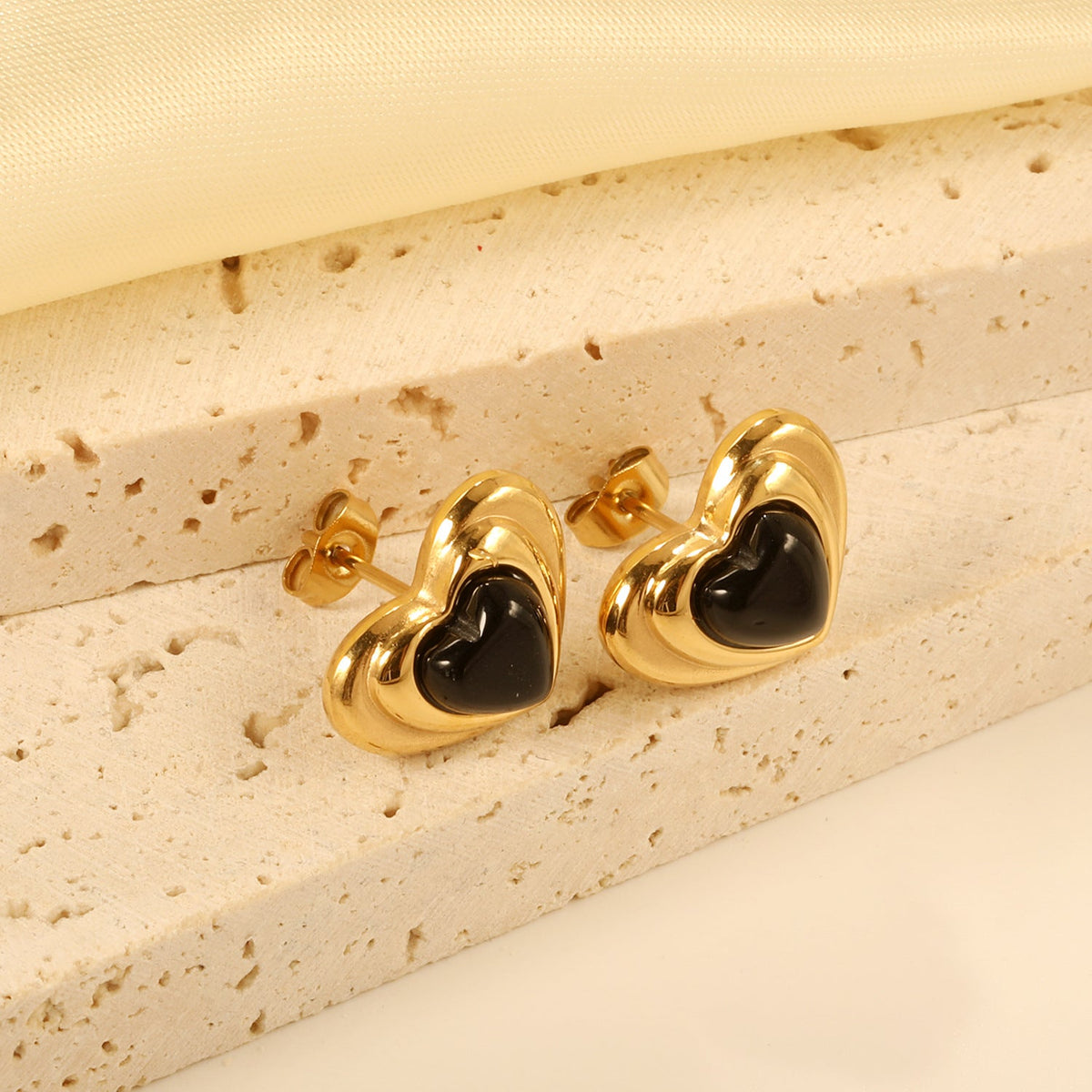 Boucles d'oreilles pour femme au design cœur élégant avec finition dorée