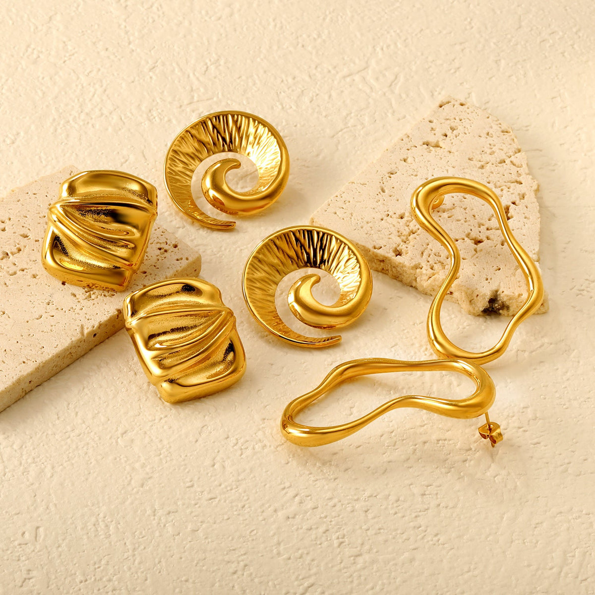 Boucles d'oreilles pendantes pour femme au design moderne et incurvé
