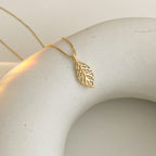 Collier pour femme avec pendentif feuille brillante