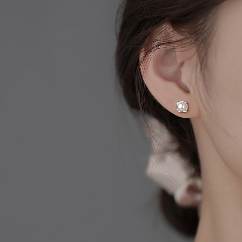 Boucles d'oreilles pour femme au design perlé avec accents argentés