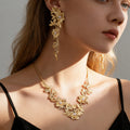 Parure de bijoux pour femme avec ornements floraux et perles