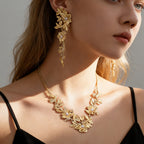Parure de bijoux pour femme avec ornements floraux et perles