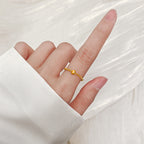 Bague élégante pour femme avec perle brillante et surface détaillée