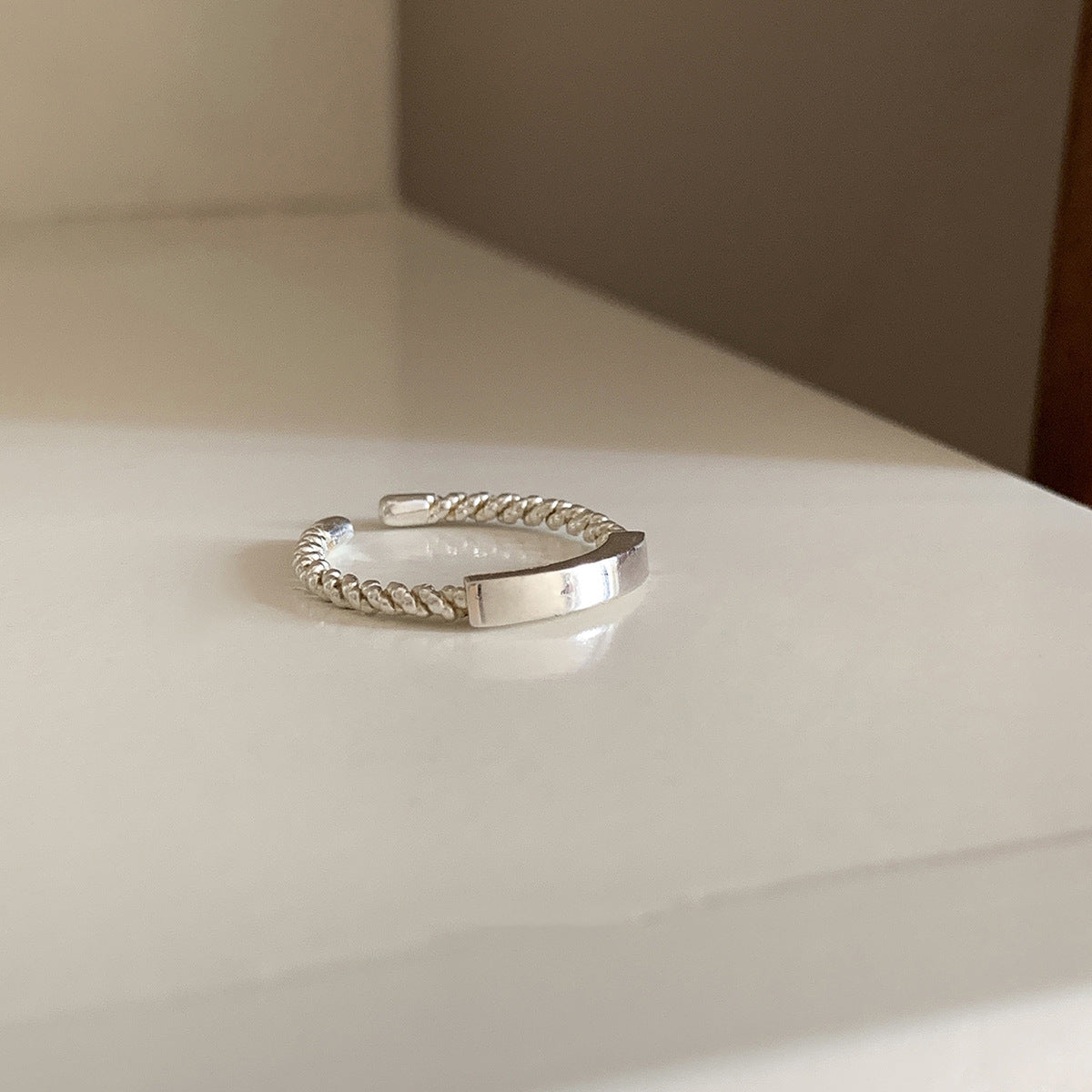 Bague élégante pour femme avec design torsadé