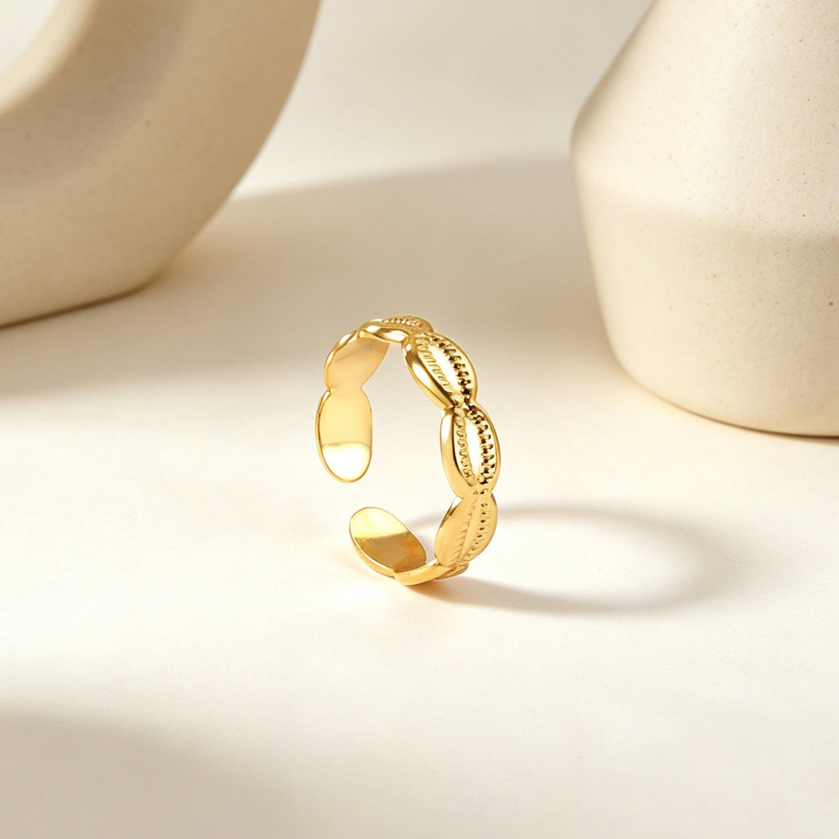 Bague ouverte pour femme motif coquillage doré