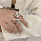 Bague géométrique pour femme avec surface brillante